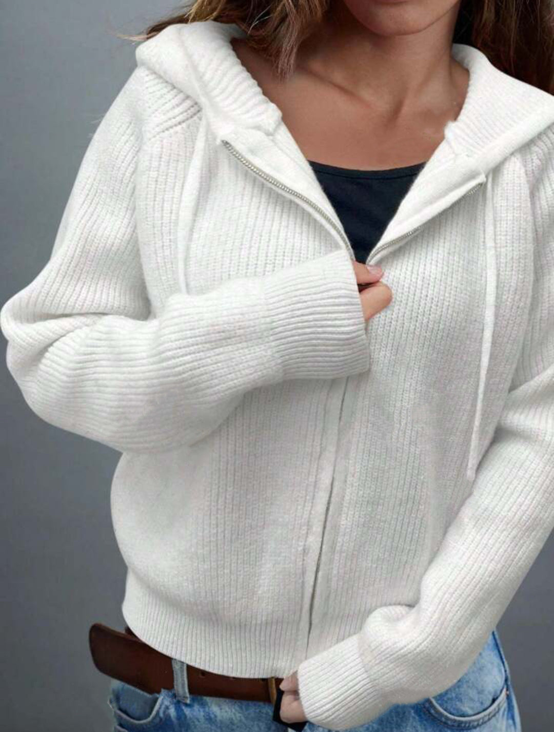 Damen Zip-Kapuzenjacke aus feinem Rippenstrick mit verlängerten Bündchen – Célinea