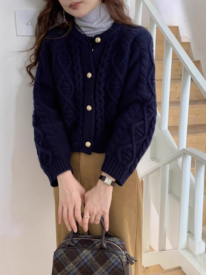 Damen Kurzer Zopfmuster-Cardigan mit goldenen Schmuckknöpfen Echoarchiv