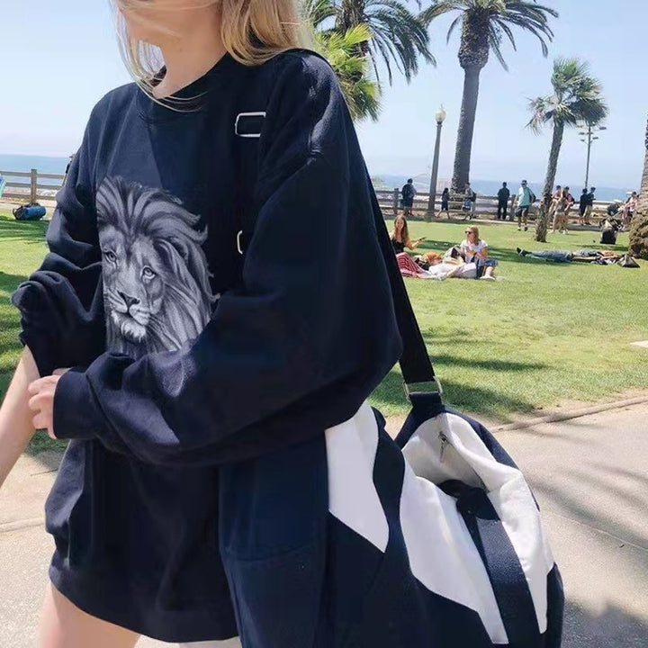Damen oversized Sweatshirt mit fotorealistischem Löwenprint, Relaxed‑Fit und geripptem Rundhalsausschnitt – Avérine
