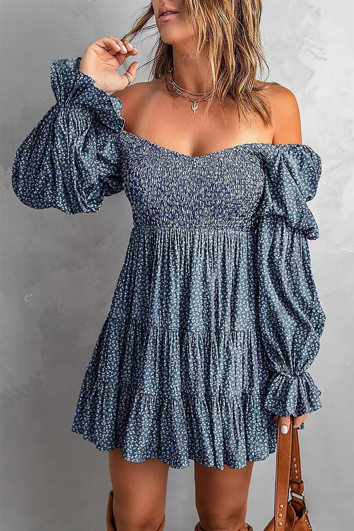 Damen Off-Shoulder Minikleid mit Smok-Oberteil, Volantstufen und gerafften Ballonärmeln – Élara