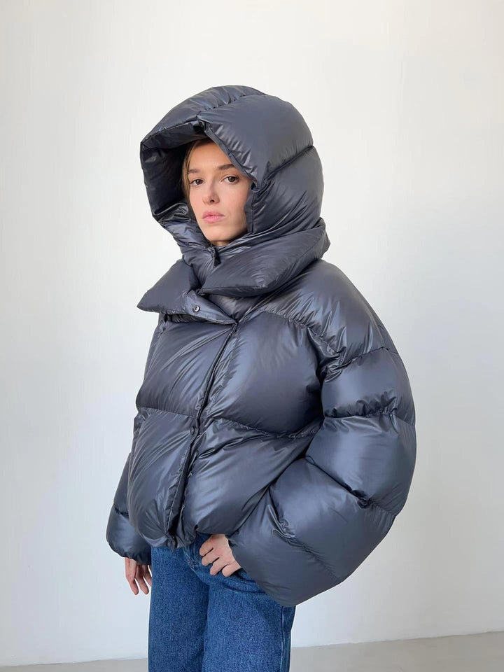 Damen oversized Daunenjacke mit hohem Kragen und voluminösen Ärmeln Echoarchiv