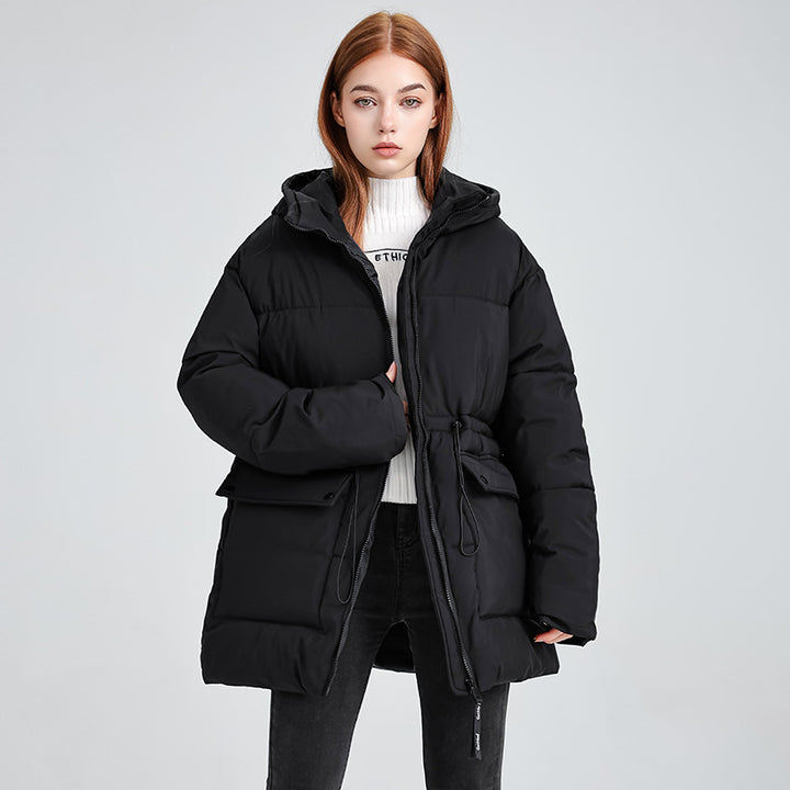 Damen mittellanger Thermoparka mit taillierendem Tunnelzug, ergonomischer Kapuze und großen Klapppattentaschen – Avérine