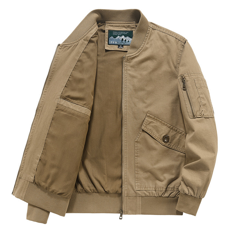 Herren leichter Canvas‑Bomber im Pilotencut mit Zip‑Ärmeltasche und schräg aufgesetzten Pattentaschen Echoarchiv