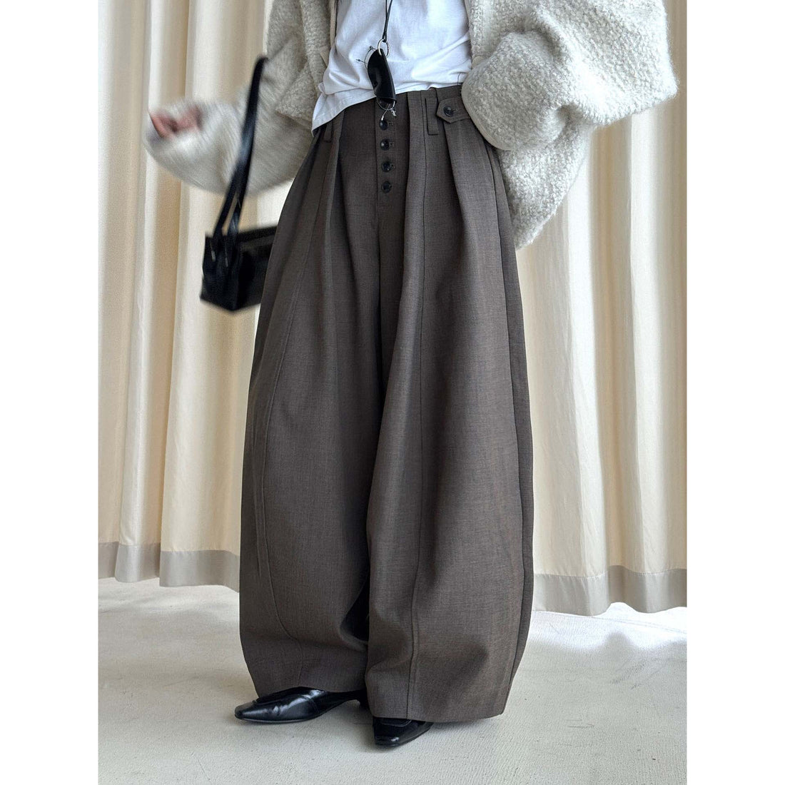 Damen weite Hose mit hoher Taille und dekorativer Knopfleiste Echoarchiv