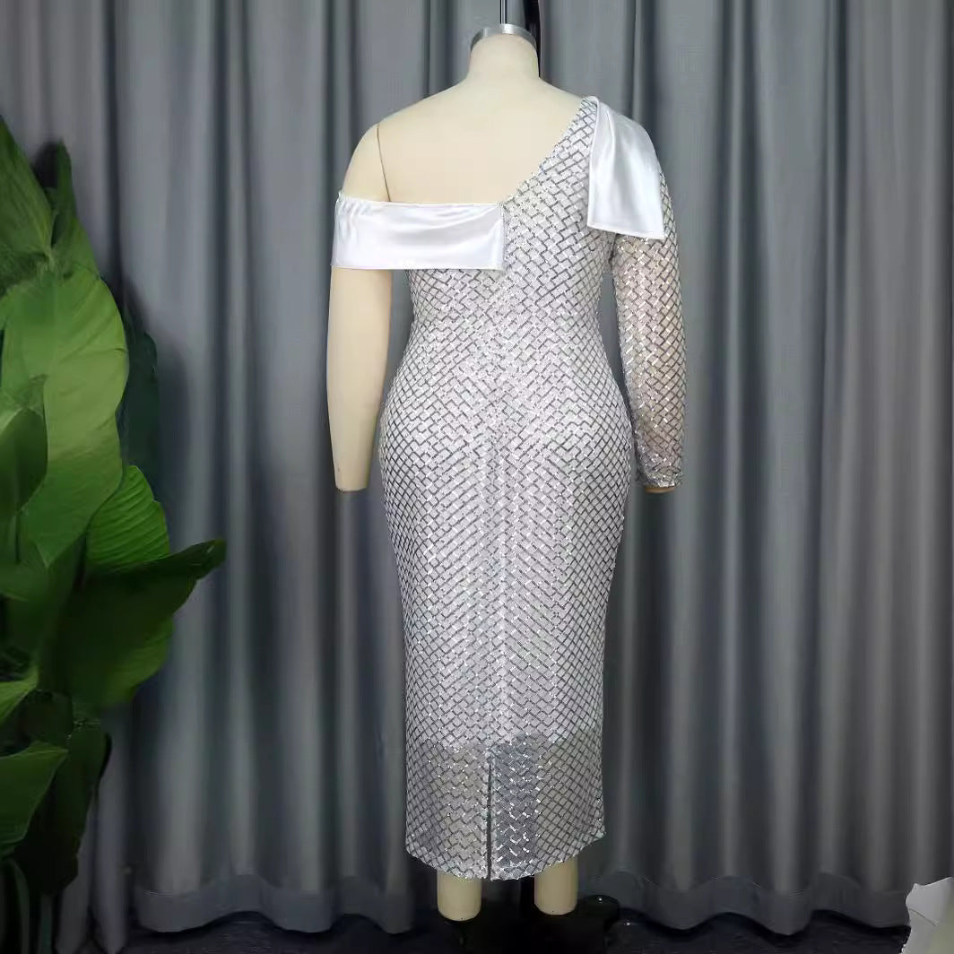 Damen Glamouröses Abendkleid mit asymmetrischem Ausschnitt Echo Archiv