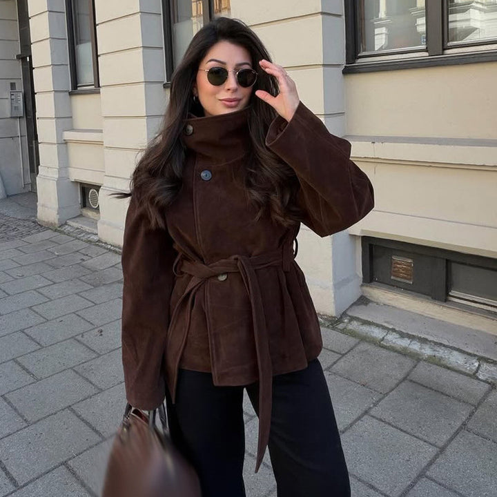 Damen Kurzjacke aus Veloursleder mit hohem Stehkragen und Bindegürtel Echoarchiv