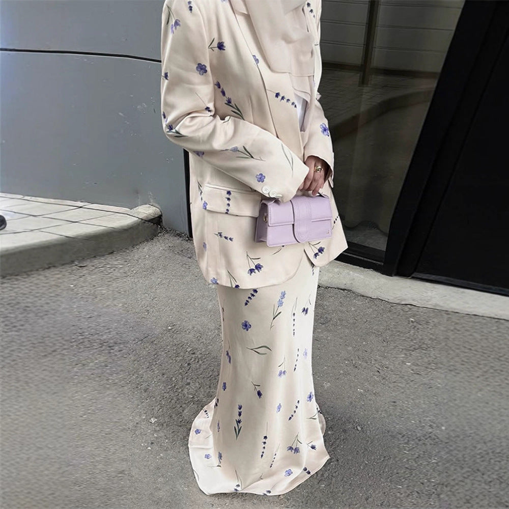 Damen Zweiteiliger Satin-Anzug mit geblümtem Maxirock und oversized Blazer Echoarchiv