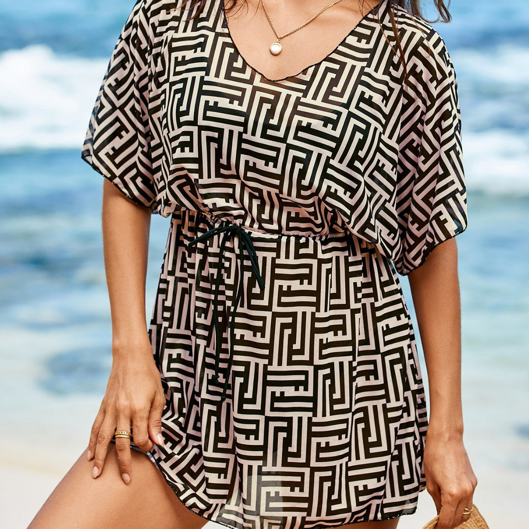 Damen Strandkleid mit stilvollem Bindegürtel und modernem Grafikdesign Echo Archiv