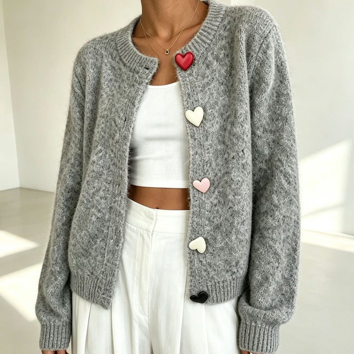 Damen Flauschiger Kurzcardigan mit Herz‑Knopfleiste und Raglanärmeln – Veloura