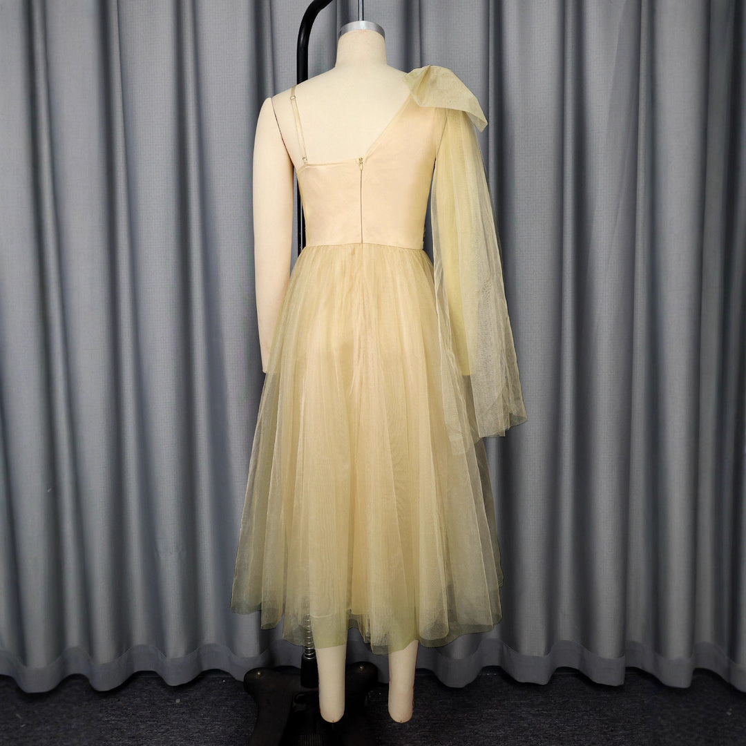 Damen glamouröses Cocktailkleid mit voluminösem Überwurf und floralen Akzenten Echo Archiv