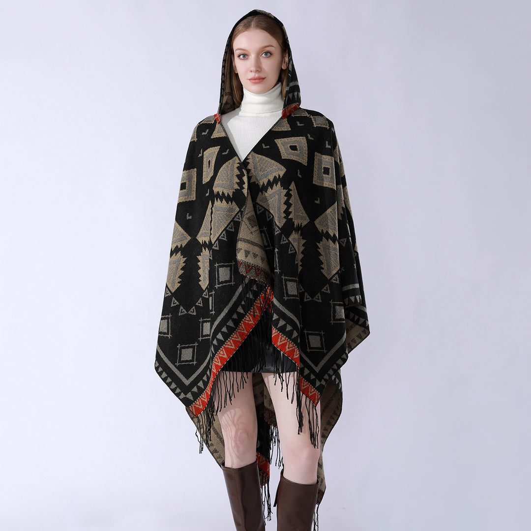 Damen Zweilagiger Kapuzen-Überwurf mit asymmetrischem Fransensaum und geometrischem Jacquard – Montévia