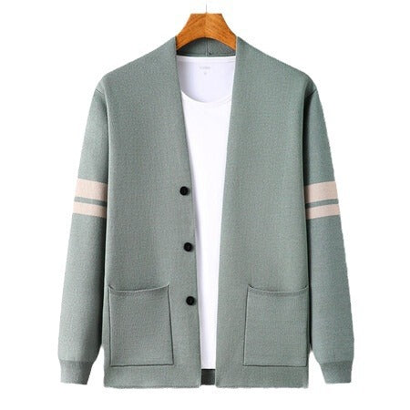 Herren modischer Strickcardigan mit niedrigem Kragen und dekorativen Streifen Echoarchiv