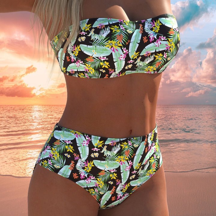 Damen Bandeau-Bikini mit hochgeschnittenen Pants und buntem Bedruck Echo Archiv