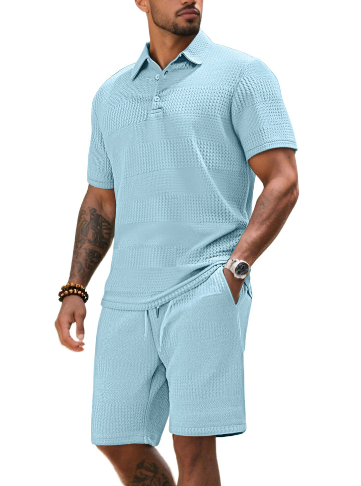 Herren Freizeitanzug mit strukturiertem Poloshirt und kurzen Hosen Echoarchiv
