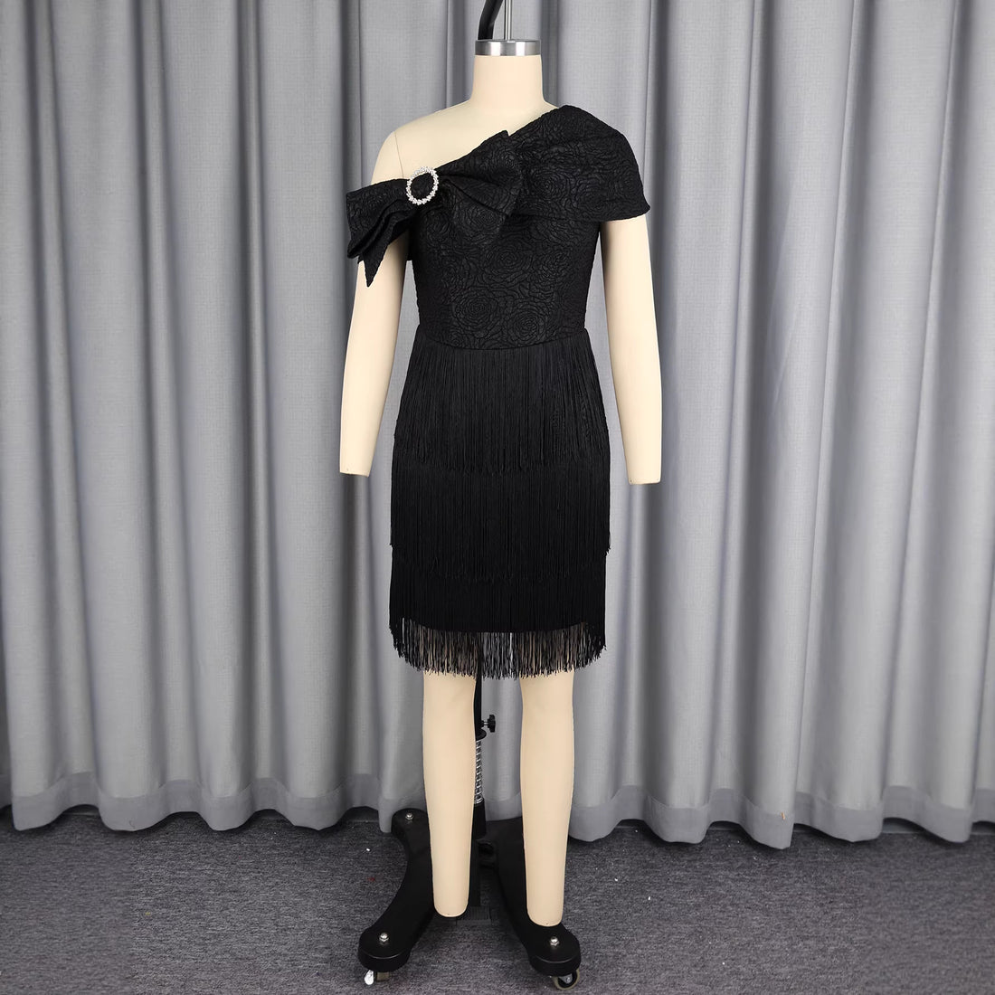 Damen glamouröses Abendkleid mit Rüschen und Fransen – Élara