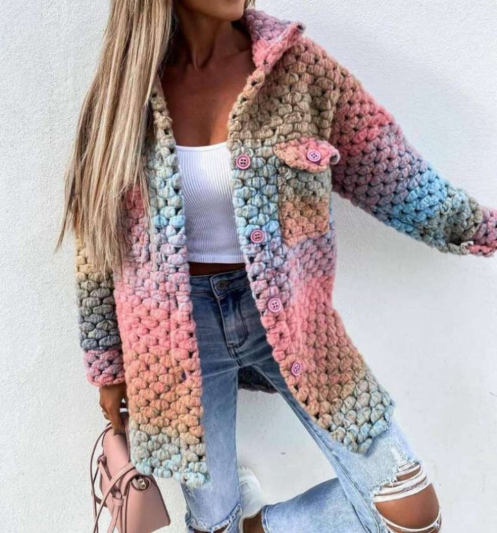 Damen Gehäkelte Oversize-Strickjacke mit Farbverlauf, Knopfleiste und aufgesetzten Taschen – Célinea