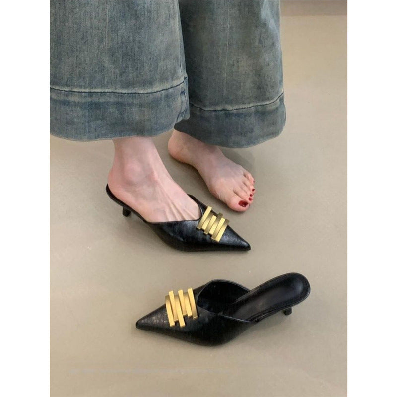 Damen Spitz zulaufende Lederoptik-Mules mit skulpturiertem Kitten‑Heel und goldener Wellenapplikation – Avérine