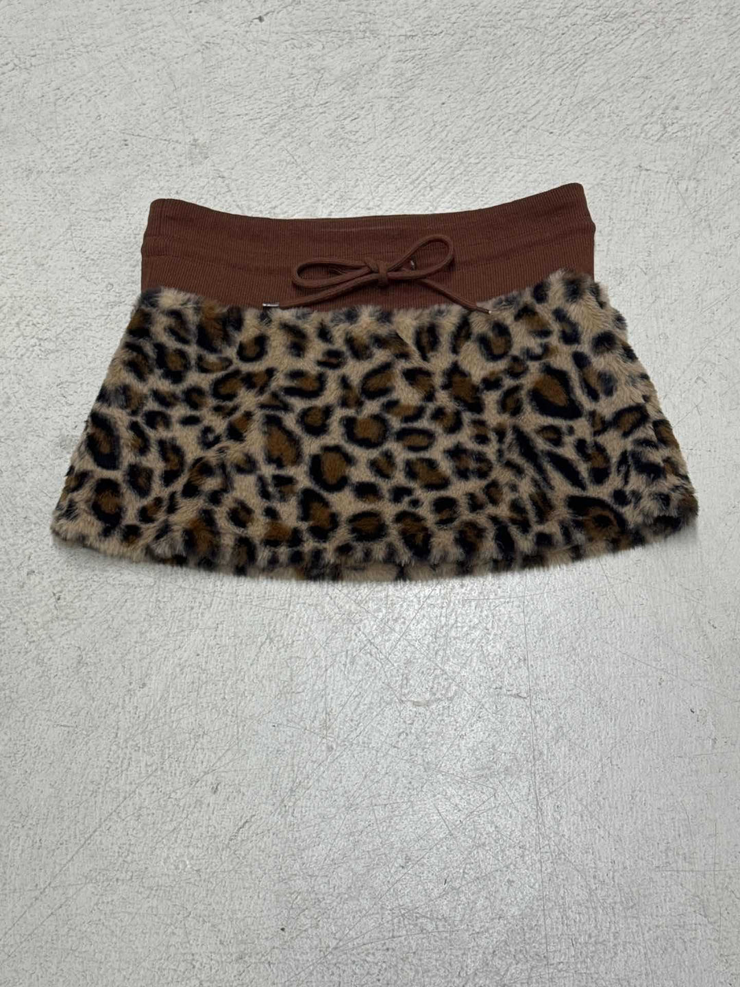 Damen eleganter Minirock aus fellartigem Material mit Modellknopf und Taillenband Echo Archiv