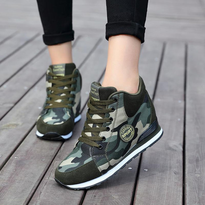 Damen nan mittelhoher Keil-Laufsneaker im Materialmix mit verdecktem Innenkeil, gepolstertem Knöchelkragen und griffiger Profilsohle Echo Archiv