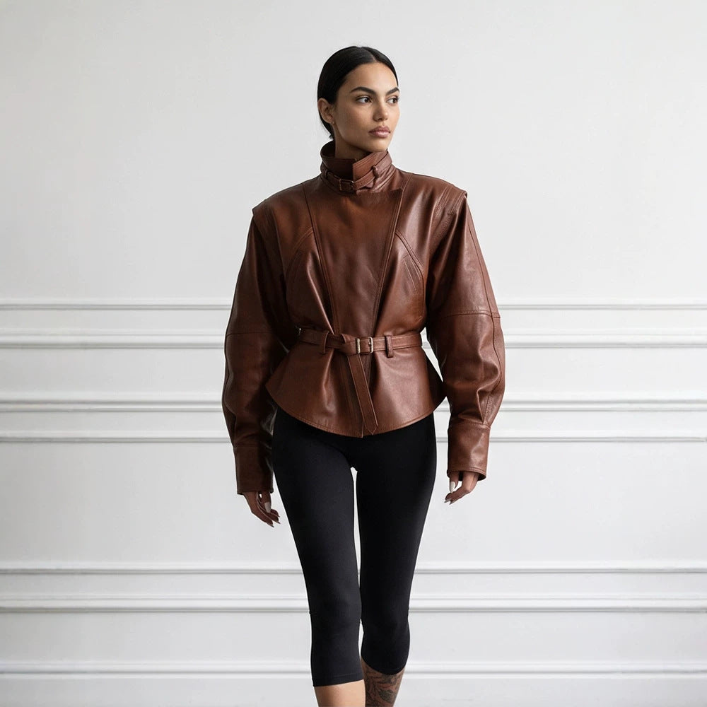 Damen Taillierte Kunstlederjacke mit Stehkragen, Nackenriemen und figurformendem Taillengürtel Echoarchiv