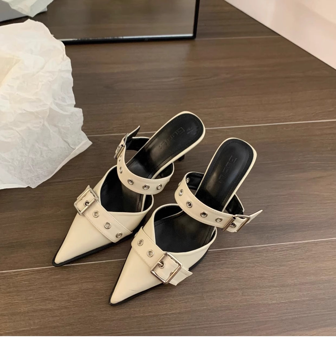 Damen Spitz zulaufende Mule‑Pantoletten mit doppeltem Schnallenriemen, Ösen‑Detail und niedrigem Kitten‑Absatz – Lioré