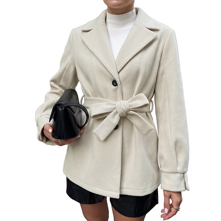 Damen Kurzjacke mit Taillenbindegürtel, Reverskragen und Knopfleiste Echoarchiv