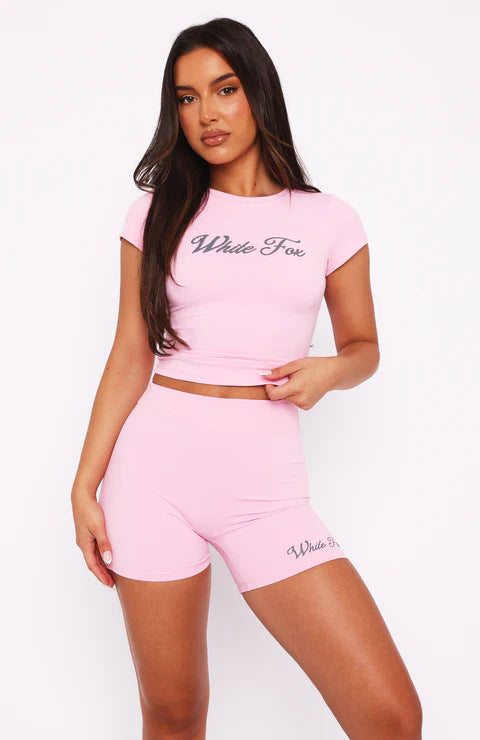 Damen Sportliches Set mit figurbetontem Oberteil und kurzen Shorts Echo Archiv