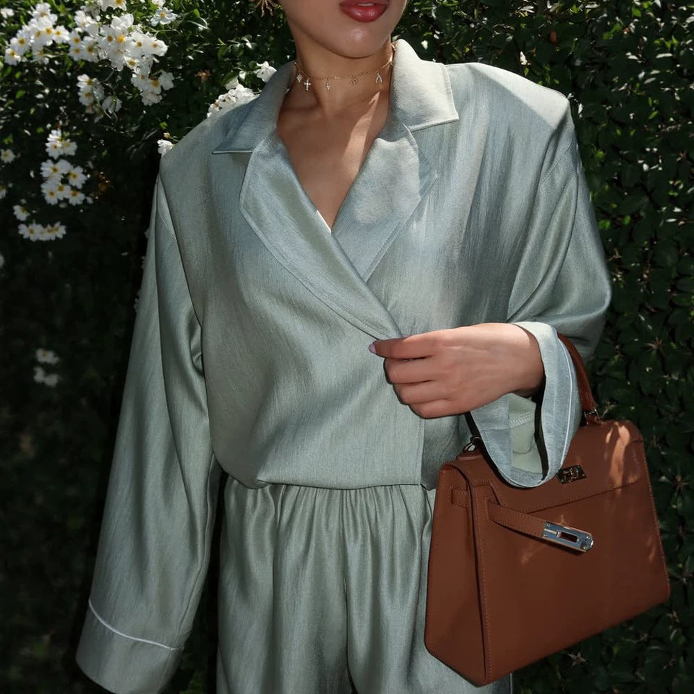 Damen Satin-Zweiteiler mit Wickelbluse, weiten Hosen und elastischem Bund Echoarchiv