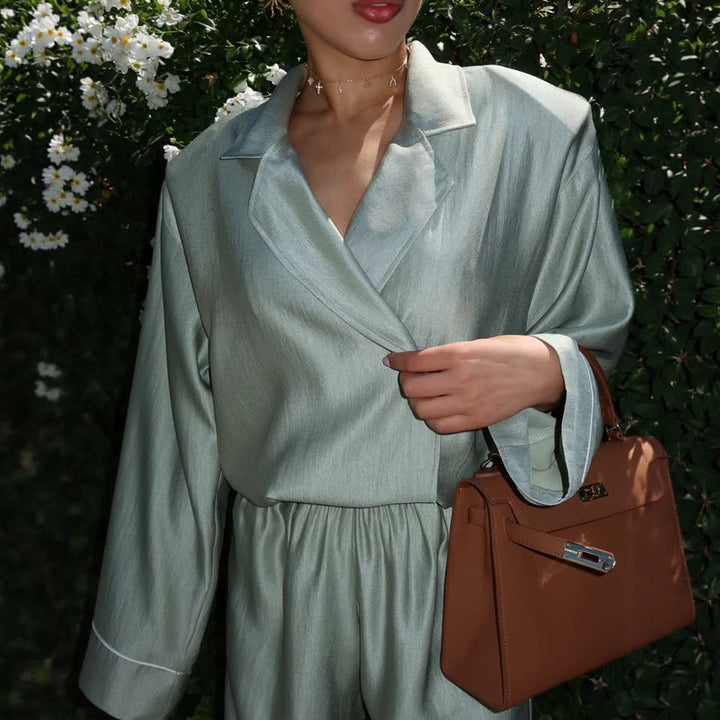 Damen Satin-Zweiteiler mit Wickelbluse, weiten Hosen und elastischem Bund Echoarchiv