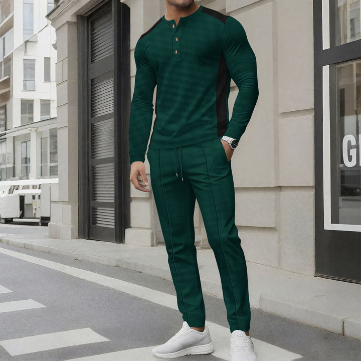 Herren modisches Freizeit-Set mit strukturiertem Langarmshirt und passenden Jogginghosen Echoarchiv