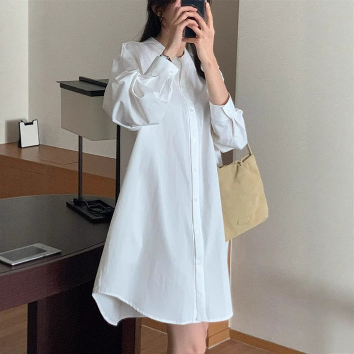 Damen Weites Baumwoll-Hemdblusenkleid mit Stehkragen, Oversize-Schnitt und gerundetem Saum – Lunéa