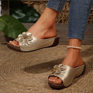 Damen Offene Zehen-Pantoletten mit Blumenapplikation, perforiertem Obermaterial und ergonomischer Keilsohle – Lioré