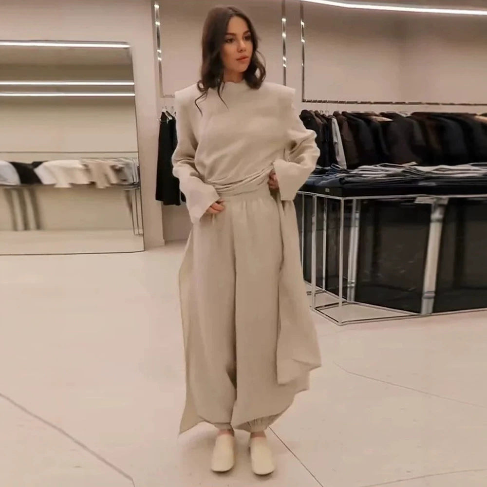Damen Maxikleid mit taillierter Silhouette, ausgestelltem Rock und markanten Schultern Echoarchiv