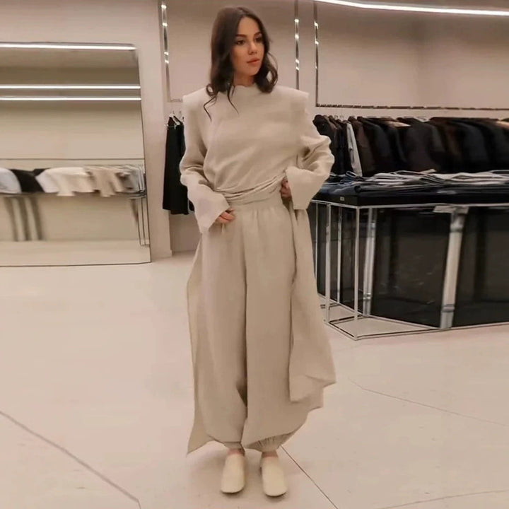 Damen Maxikleid mit taillierter Silhouette, ausgestelltem Rock und markanten Schultern Echoarchiv