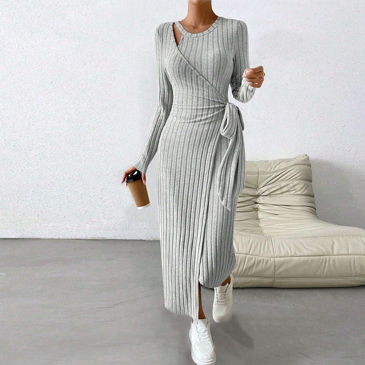 Damen geripptes Midikleid mit Wickeloptik, Taillenbindegürtel, One-Shoulder Cutout und seitlichem Beinschlitz – Élara
