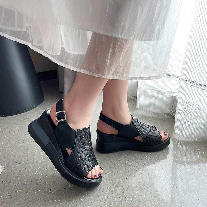 Damen nan Keilsandale mit floraler Laserperforation gepolsterter anatomischer Innensohle und verstellbarem Fersenriemen Echo Archiv