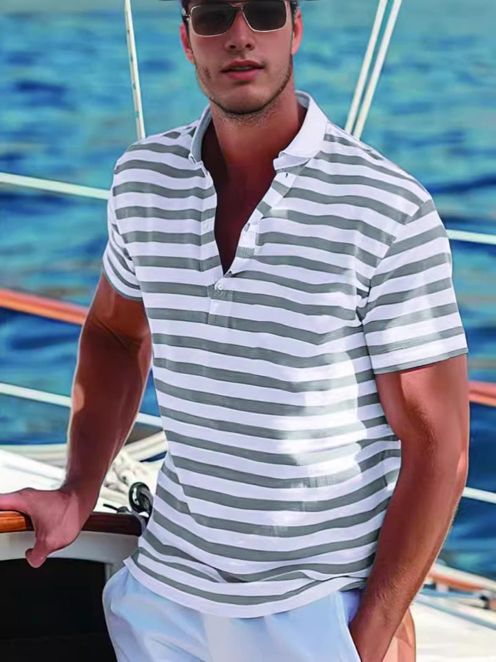 Herren Poloshirt mit Modernem Nautikstreifen und Kurzem Stehkragen Echoarchiv
