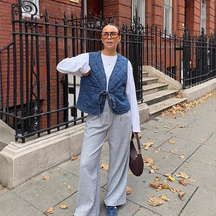 Damen Gesteppte Weste im Utility‑Stil mit Bindegürtel & aufgesetzten Taschen Echoarchiv