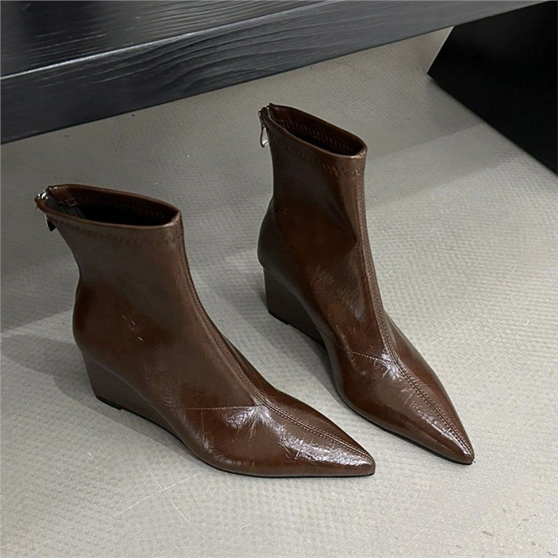 Damen Spitz zulaufende Ankle-Boots mit Sock-Upper und skulptiertem Keilabsatz – Varelle