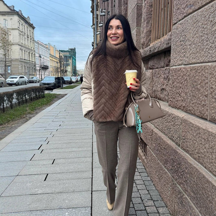 Damen Gefüttertes Pelzponcho mit hohem Rollkragen & Chevron-Struktur Echoarchiv