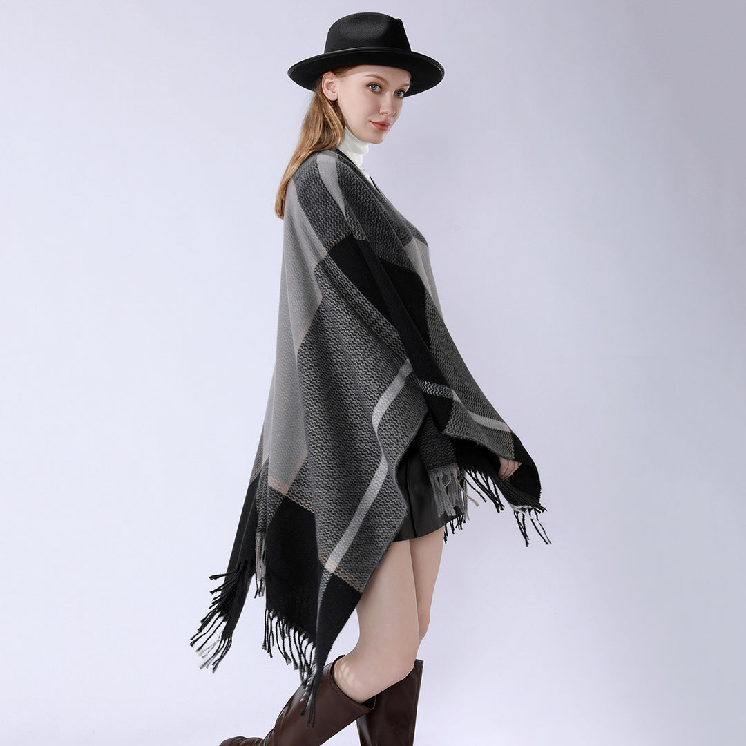 Damen Oversize-Capeponcho aus strukturierter Strickmischung mit V‑Ausschnitt, Karomuster und Fransen Echo Archiv