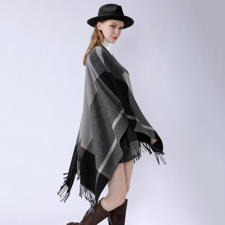 Damen Oversize-Capeponcho aus strukturierter Strickmischung mit V‑Ausschnitt, Karomuster und Fransen Echo Archiv
