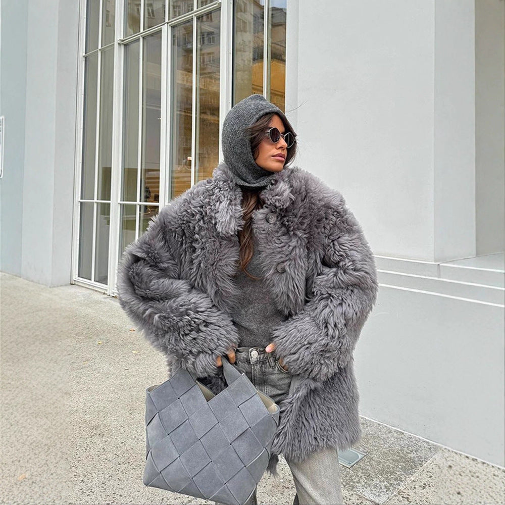 Damen Kurzer Oversize Webpelz‑Mantel mit voluminöser Lockenstruktur und Knopfverschluss Echoarchiv