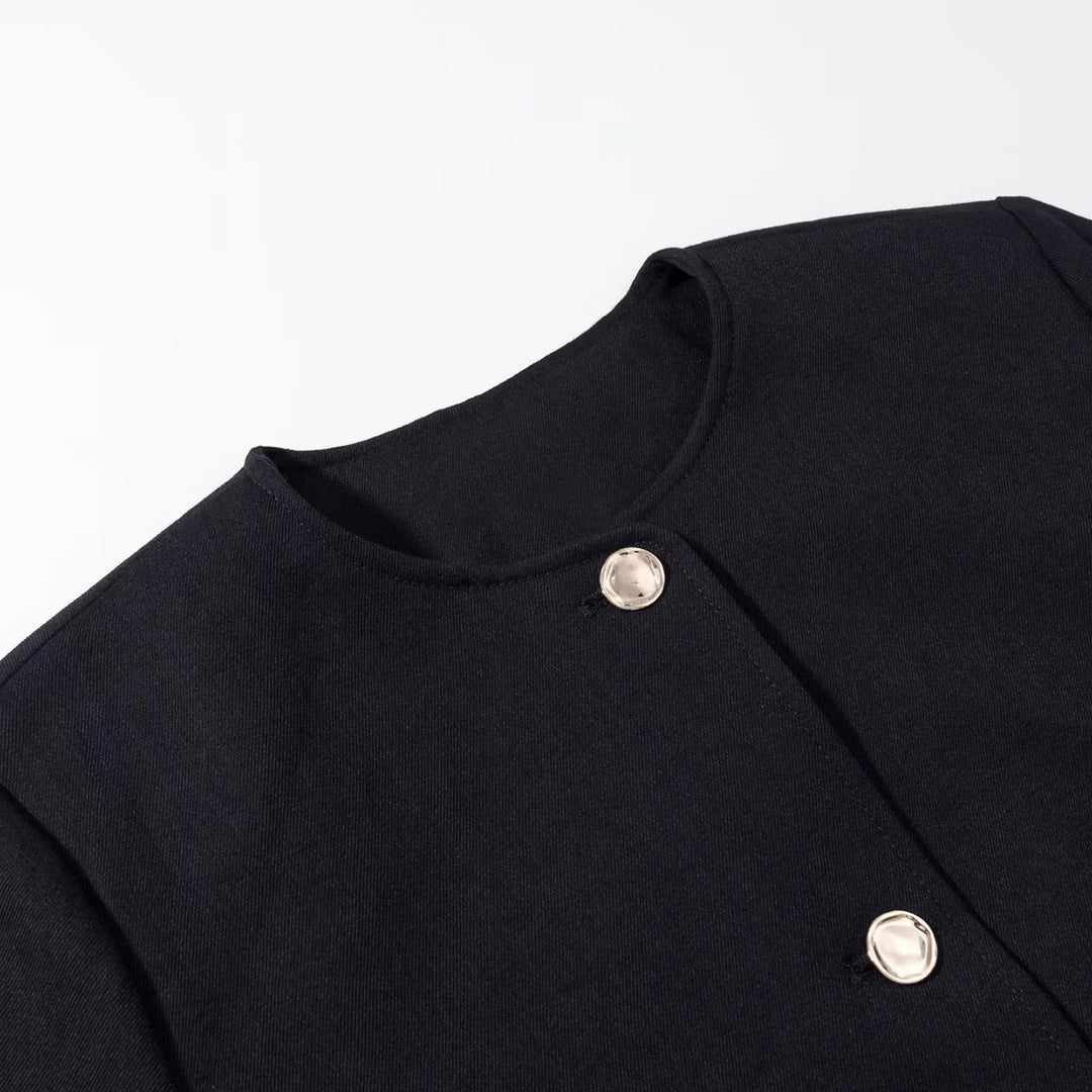 Damen taillierte Kurzjacke mit Rundhalsausschnitt dekorativen Schmuckknöpfen und Leistentaschen – Célinea