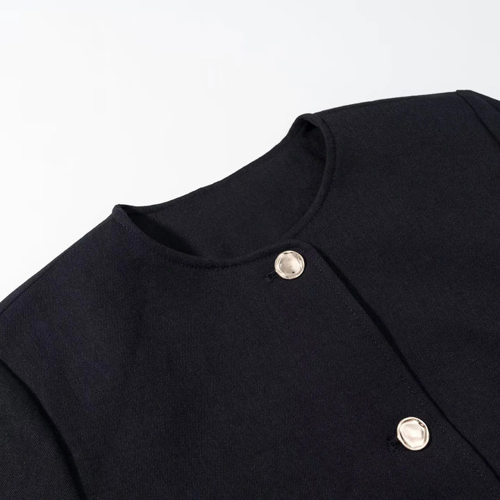 Damen taillierte Kurzjacke mit Rundhalsausschnitt dekorativen Schmuckknöpfen und Leistentaschen – Célinea