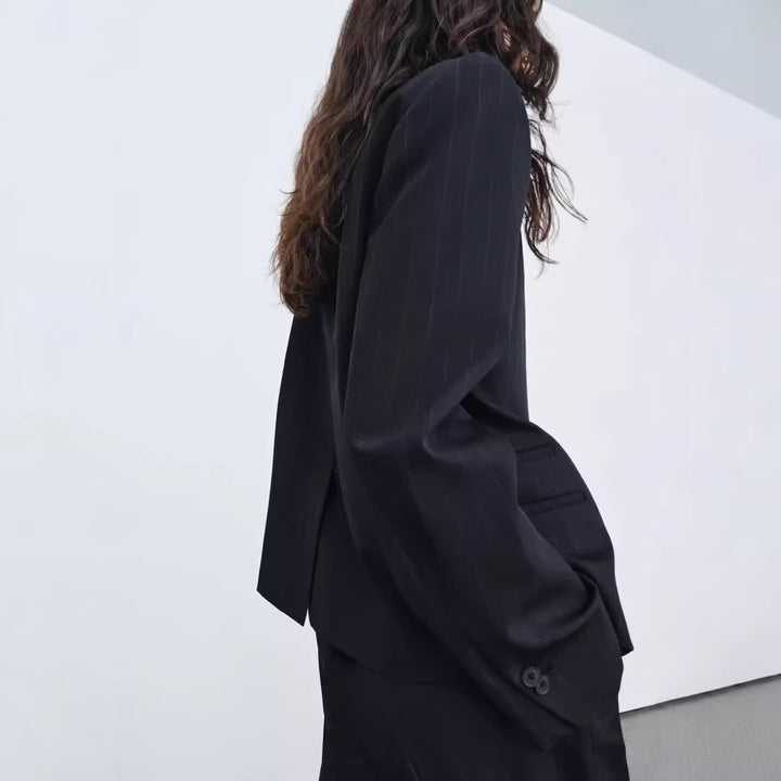 Damen Kurzblazer mit Funnelkragen und asymmetrischer Knopfleiste Echoarchiv