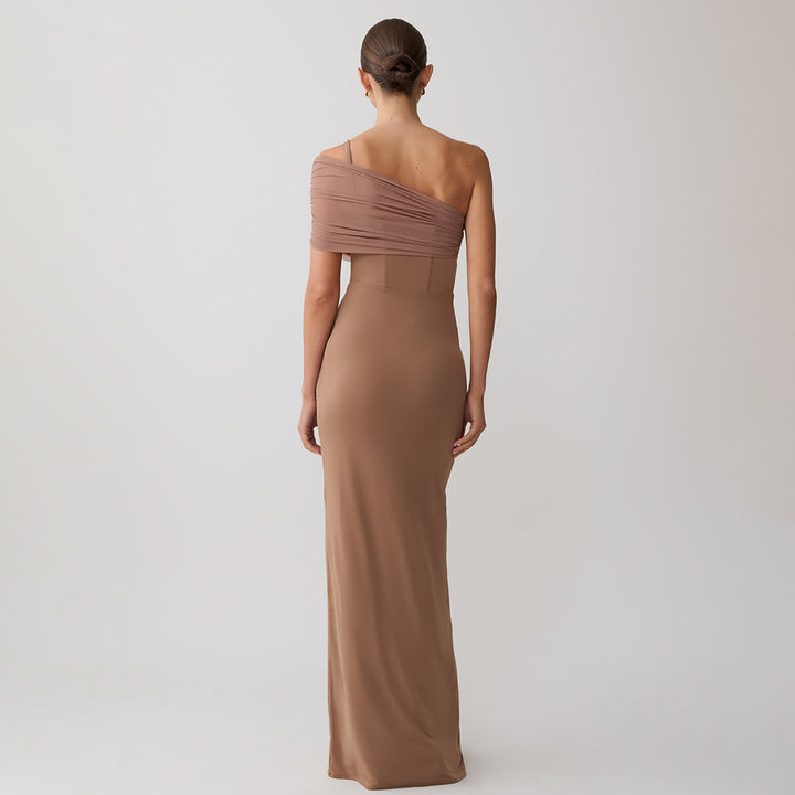 Damen Elegantes und figurbetontes Maxikleid mit einem Schulterdesign und sanften Raffungseffekten Echo Archiv