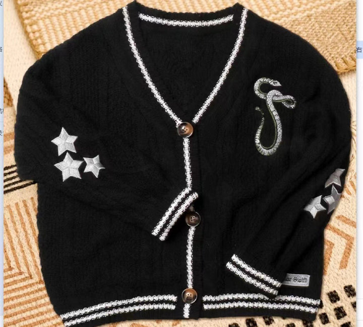 Damen nan gestrickte College-Cardigan mit Zopfmuster, V-Ausschnitt, kontraststreifen und gestickten Applikationen Echo Archiv