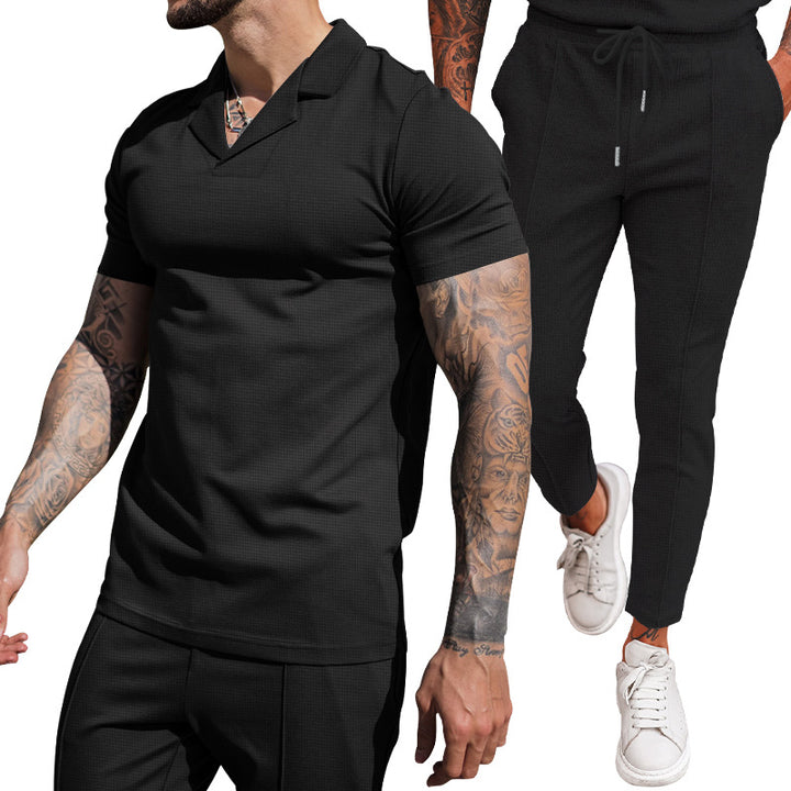 Herren modernes Freizeit-Set mit poloähnlichem Oberteil und schmal geschnittenen Hosen Echoarchiv