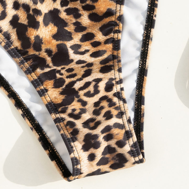 Damen asymmetrischer Bandeau-Bikini mit Goldakzenten Echo Archiv